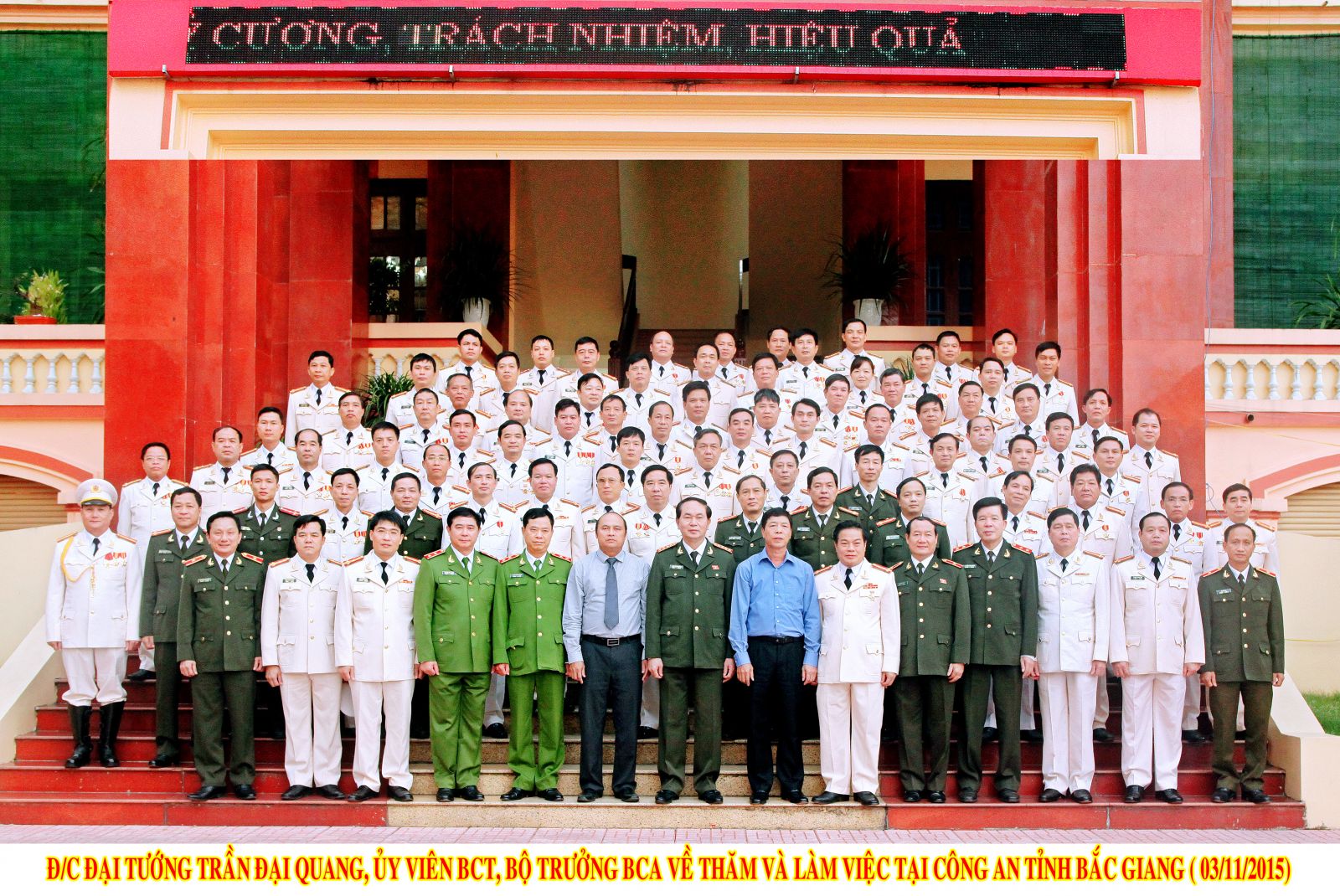 Đc Đại tướng Trần Đại Quang, Ủy viên BCT, Bộ trưởng BCA chụp ảnh lưu niệm tại trụ sở CAT Bắc Giang