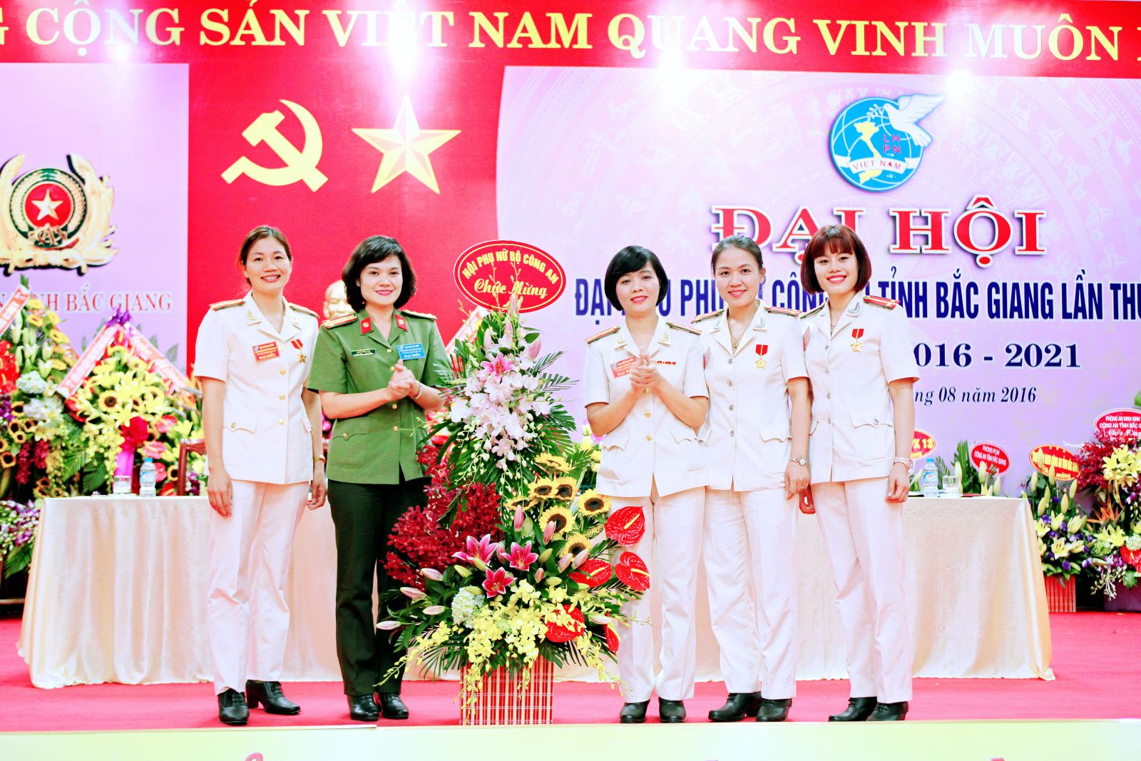 8- Đc Đại tá Ngô Hoài Thu, Chủ tịch Hội phụ nữ BCA tăng hoa chúc mừng Đại hội Đại biểu phụ nữ CAT Bắc Giang lần thứ IV nhiệm kỳ 2016-2021 (ngày 11-8-2016)
