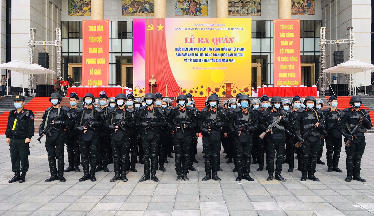 Cán bộ chiến sĩ phòng Cảnh sát cơ động tham gia Lễ ra quân
