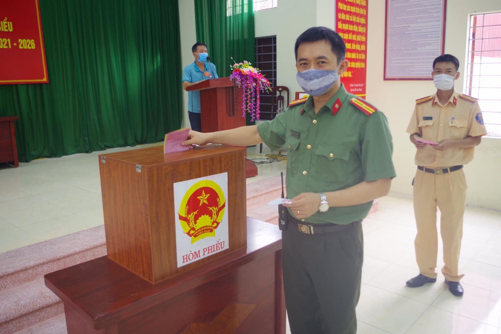 Cán bộ, chiến sĩ Công an huyện Hiệp Hòa tham gia bầu cử