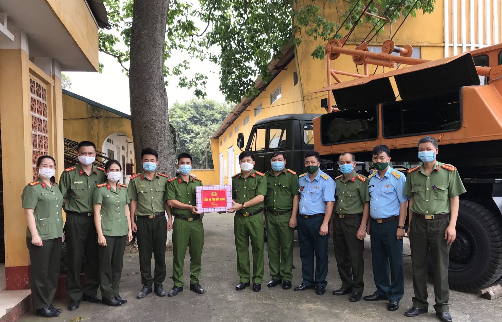 Đồng chí Thượng tá Vũ Văn Đấu – Phó Giám đốc Công an tỉnh Bắc Giang thăm hỏi, động viên và tặng quà cho CBCS bảo vệ ANTT khu cách ly (Nguồn ảnh PV PX03 – CAT)