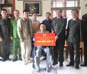 Cán bộ, chiến sỹ Công an tỉnh Bắc Giang quyên góp, tặng sổ tiết kiệm 460 triệu đồng cho một đồng đội bị tai nạn