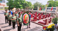 Đoàn Thanh niên, Hội Phụ nữ Phòng Hậu cần dâng hương tại nghĩa trang liệt sĩ thị trấn Bố Hạ