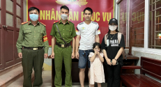 Công an Việt Yên: tìm được người thân cháu bé bị lạc trong đêm tối