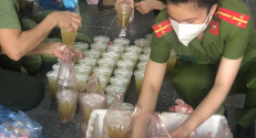 Hội Phụ nữ Công an huyện Sơn Động làm nước ép ủng hộ các chốt phòng, chống dịch tại xã Lệ Viễn và xã Hữu Sản