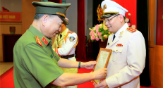 Thăng cấp bậc hàm Trung tướng đối với Chánh Văn phòng, Người Phát ngôn của Bộ Công an