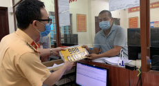 Phòng CSGT Công an tỉnh Bắc Giang tiếp nhận và trả kết đăng ký xe trước thời hạn trong mùa dịch