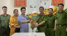 Lãnh đạo, chỉ huy Công an huyện Lạng Giang trực tiếp đến cảm ơn các y, bác sĩ Bệnh viện 19-8 Bộ Công an và đón đồng đội trở về