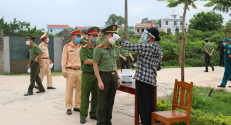 Cán bộ chiến sĩ Công an huyện Tân Yên tham gia ngày hội bầu cử.