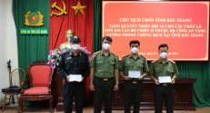 Chủ tịch UBND tỉnh tặng 644 suất quà cho con của CBCS thuộc Bộ Công an tăng cường tại tỉnh Bắc Giang