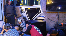 Cảnh sát đột kích 'ổ' ma tuý trong quán karaoke ở miền Tây