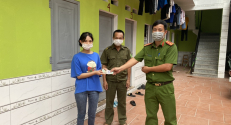Công an thị trấn Nếnh, huyện Việt Yên trao trả 06 triệu cho công dân đánh rơi trong thời gian cách ly y tế phòng chống dịch
