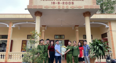 Chính quyền địa phương Phường Xương Giang tặng hoa, động viên tổ cấp CCCD của Phòng Cảnh sát QLHC về TTXH