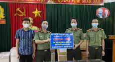 Lục Nam: Hội học sinh trường THPT Lục Nam tặng quà cho Công an huyện phục vụ phòng chống dịch