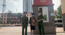 Chiến sĩ Phòng Cảnh sát cơ động trả lại tài sản cho người dân