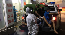 Đội Cảnh sát 113 Phòng Cảnh sát QLHC về TTXH thực hiện công tác đưa người bị nạn đi cấp cứu