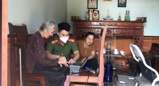 Công an huyện Lạng Giang làm thủ tục cấp thẻ CCCD cho Mẹ Việt Nam Anh hùng tại nhà