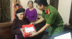 Đoàn Thanh niên Công an huyện Lạng Giang tổ chức thăm hỏi, tặng quà cho Mẹ Việt Nam anh hùng và làm căn cước công dân cho người cao tuổi, tàn tật trên địa bàn huyện