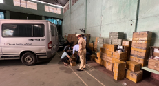 Phòng Cảnh sát giao thông (CSGT), Công an tỉnh Bắc Giang phát hiện bắt giữ một xe ô tô tải  chở gần 6000 sản phẩm nước hoa, kem chống nắng, nước giặt không có giấy tờ.