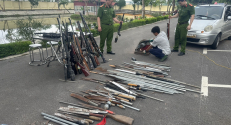 Công an huyện Yên Dũng: Tham mưu, tổ chức tiêu huỷ vũ khí, vật liệu nổ, công cụ hỗ trợ và pháo thu giữ.