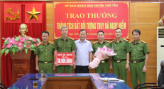 Việt Yên: Bắt giữ đối tượng truy nã nguy hiểm, Chủ tịch UBND huyện khen thưởng cho lực lượng Công an huyện.