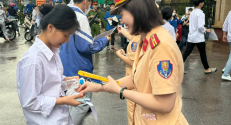 Chi đoàn thanh niên phối hợp cùng Hội Phụ nữ Phòng Cảnh sát giao thông tổ chức chương trình 'Tiếp sức mùa thi'