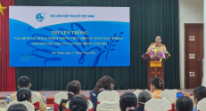 Phòng Cảnh sát giao thông phối hợp với Hội phụ nữ tỉnh Bắc Giang tổ chức tuyên truyền pháp luật về TTATGT cho đại biểu là cán bộ, hội viên Hội phụ nữ thành phố Bắc Giang.