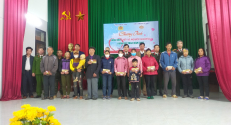 Công an tỉnh Bắc Giang phối hợp với Công ty TNHH Hòa Phú tổ chức chương trình tặng quà Tết vì người nghèo tại xã Phong Minh, Lục Ngạn