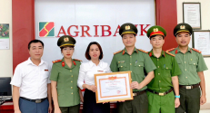 Lục Nam: Trao khen thưởng đột xuất cho công dân có thành tích xuất sắc trong công tác xây dựng phong trào toàn dân bảo vệ an ninh Tổ quốc