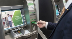 Cảnh giác với thiết bị lạ khi rút tiền tại ATM