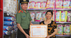 Giám đốc Công an tỉnh Bắc Giang tặng Giấy khen cho chủ cửa hàng bán sữa và một nữ học sinh vì đã tóm gọn đối tượng trộm cắp tài sản