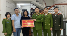 Công an huyện Lạng Giang tặng quà gia đình cán bộ chiến sĩ có hoàn cảnh khó khăn
