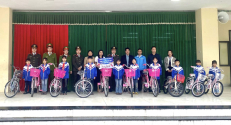 Công an huyện Yên Dũng trao tặng xe đạp cho các em học sinh có hoàn cảnh khó khăn 