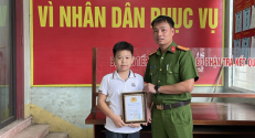  Thị xã Việt Yên: Trao thẻ căn cước cho các công dân dưới 14 tuổi trên địa bàn thị xã.