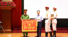 Công an huyện Lạng Giang vinh dự nhận được Cờ thi đua của Chính phủ