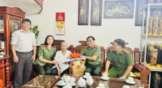Thăm tặng quà mẹ Việt Nam Anh hùng Đặng Thị Lý