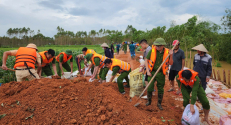 Lực lượng Công an huyện Lạng Giang huy động lực lượng tích cực hỗ trợ người dân khắc phục thiệt hại sau bão số 3