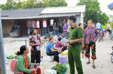 Công an xã Đồng Việt phát tờ rơi tuyên truyền về các thủ đoạn lừa đảo 
